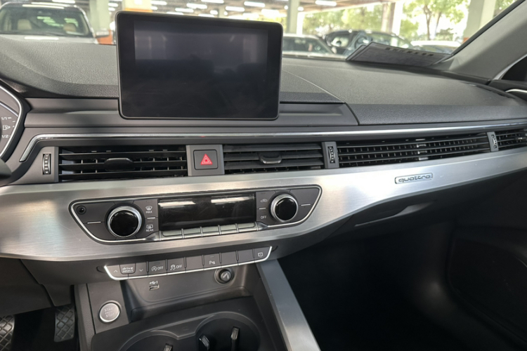 奥迪A4L 2018款 30周年年型 45 TFSI quattro 个性运动版中控内饰7004