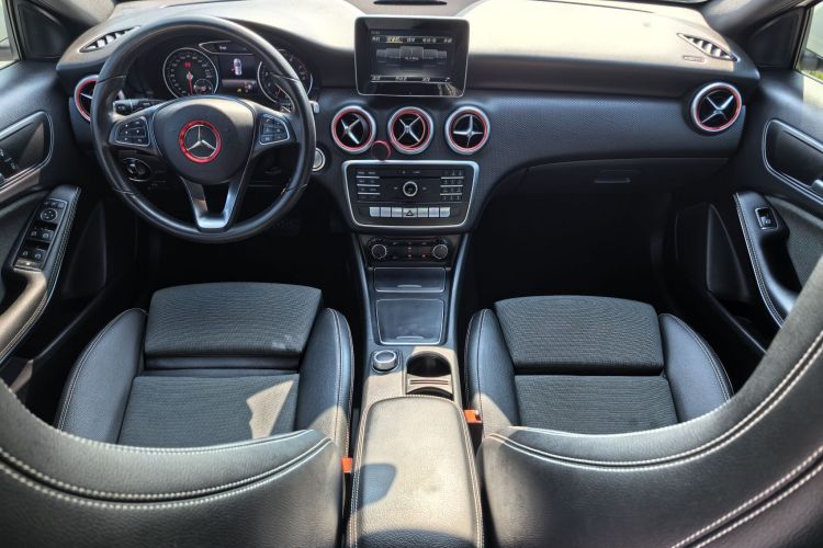 奔驰A级(进口) 2017款 改款 A 200 动感型中控内饰7001