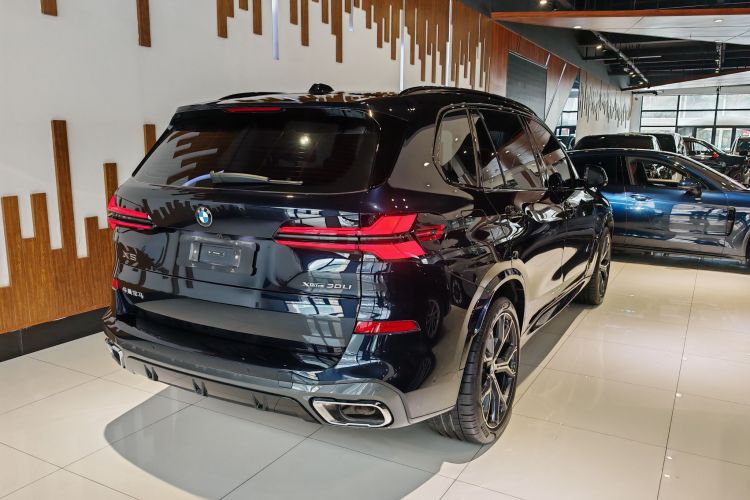 宝马X5 2023款 xDrive 30Li 尊享型M运动曜夜套装车身外观6005