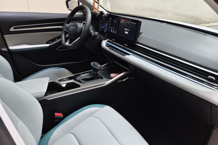 吉利汽车 帝豪 2023款 第4代冠军版 1.5L CVT旗舰型中控内饰7003