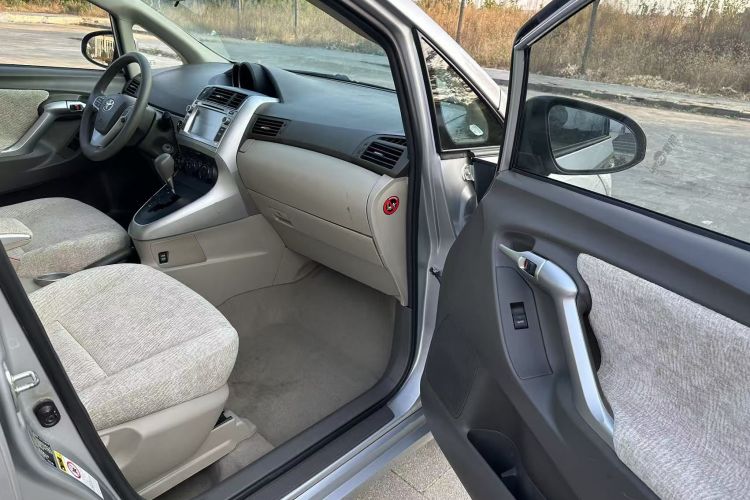 丰田 逸致 2014款 星耀 180E CVT精英版中控内饰7006