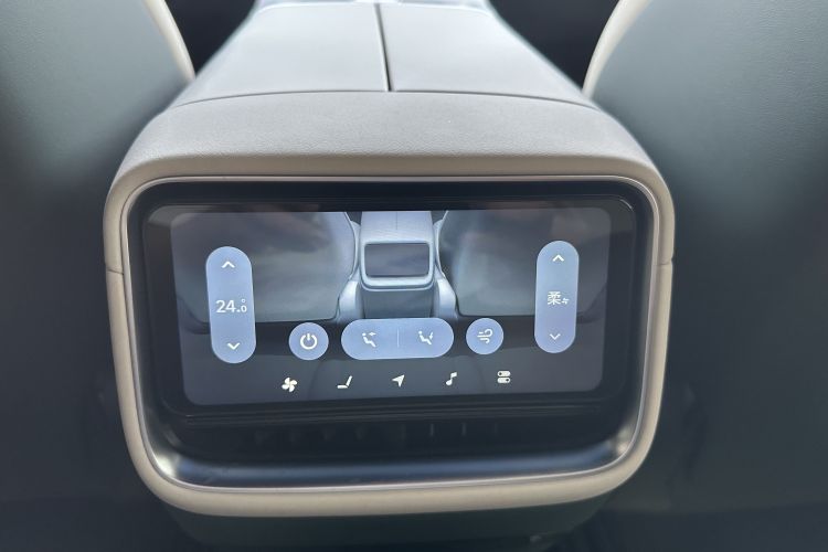 小米汽车 小米YU7 2025款 超长续航高性能四驱Max版中控内饰7009