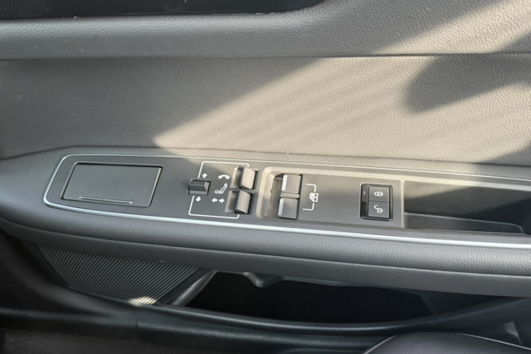 捷豹XEL 2018款 2.0T 200PS 精英版中控内饰7003