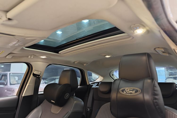 福特 福克斯 2015款 两厢 1.6L 自动风尚型中控内饰7001