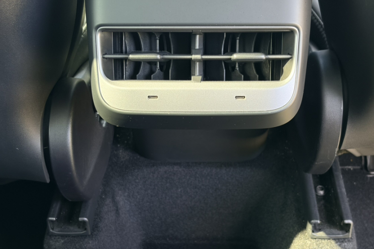 特斯拉 Model Y 2024款 后轮驱动版中控内饰7011