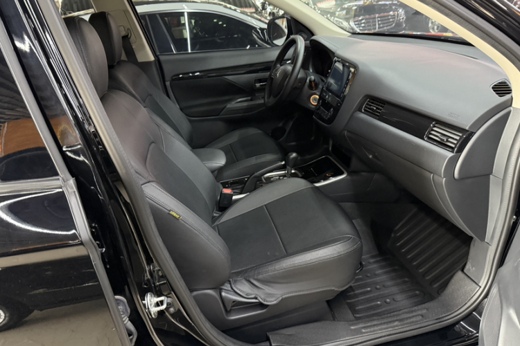 三菱 欧蓝德 2021款 2.0L 两驱畅行版 5座中控内饰7007