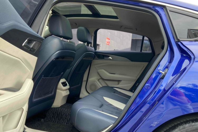 红旗H5 2020款 1.8T 自动智联旗享版中控内饰7004