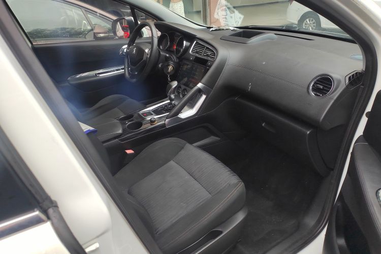 标致3008 2015款 2.0L 自动经典版中控内饰7005