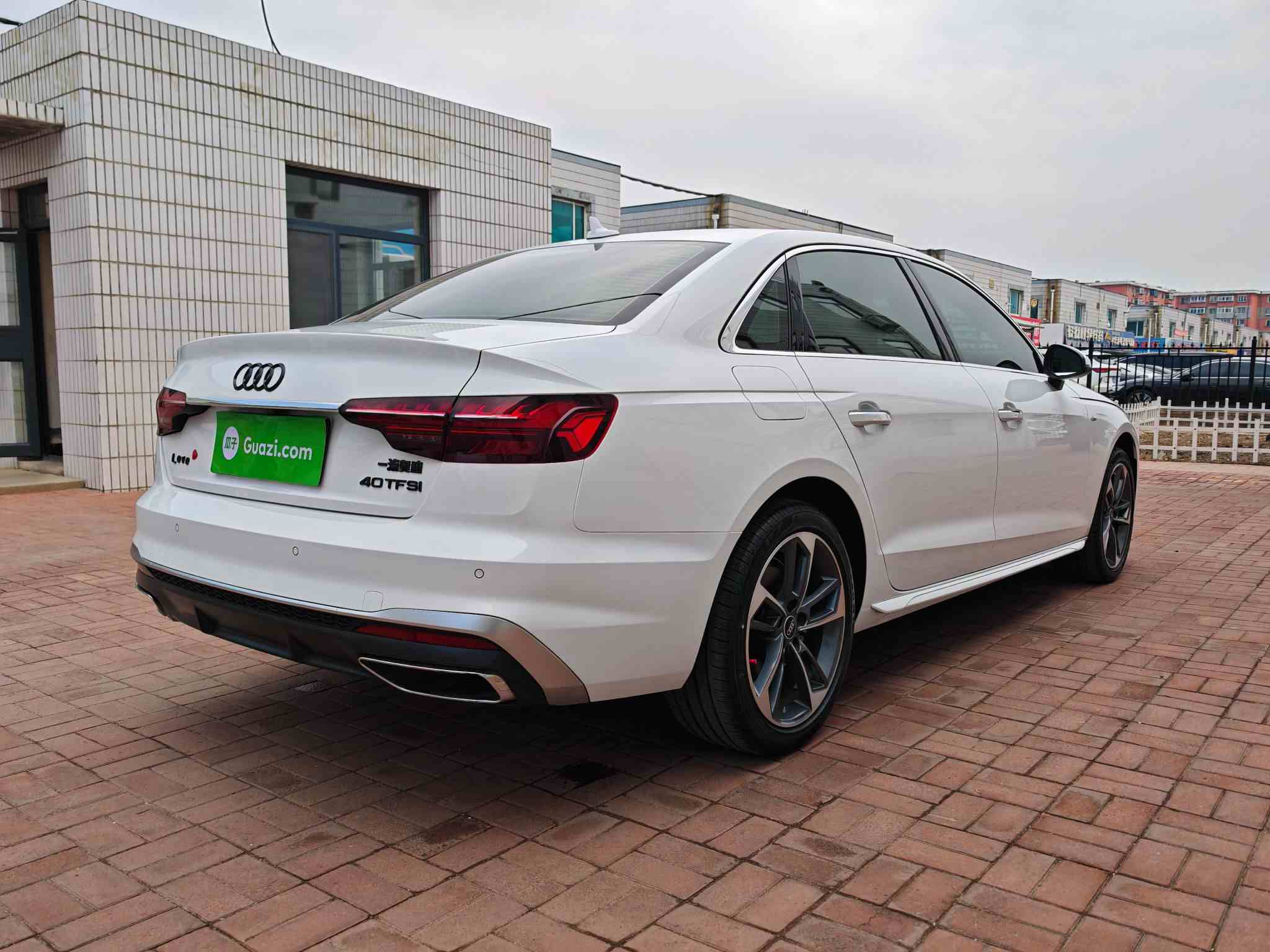 奥迪A4L 2025款 200万辆悦享版 40 TFSI 时尚动感型(4)