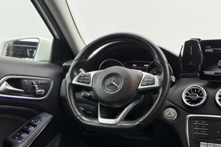 奔驰GLA 2019款 GLA 200 动感型中控内饰7006