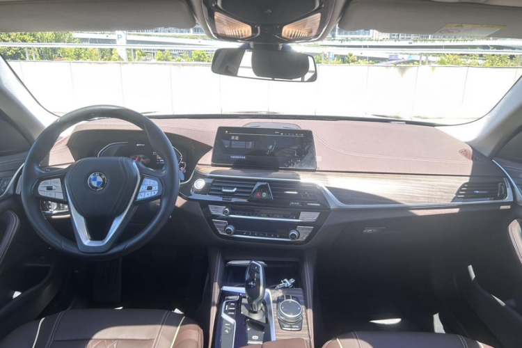 宝马5系新能源 2020款 里程升级版 530Le 豪华套装中控内饰7011