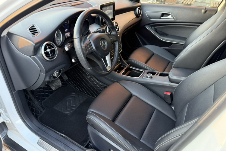 奔驰GLA 2016款 GLA 200 动感型中控内饰7010