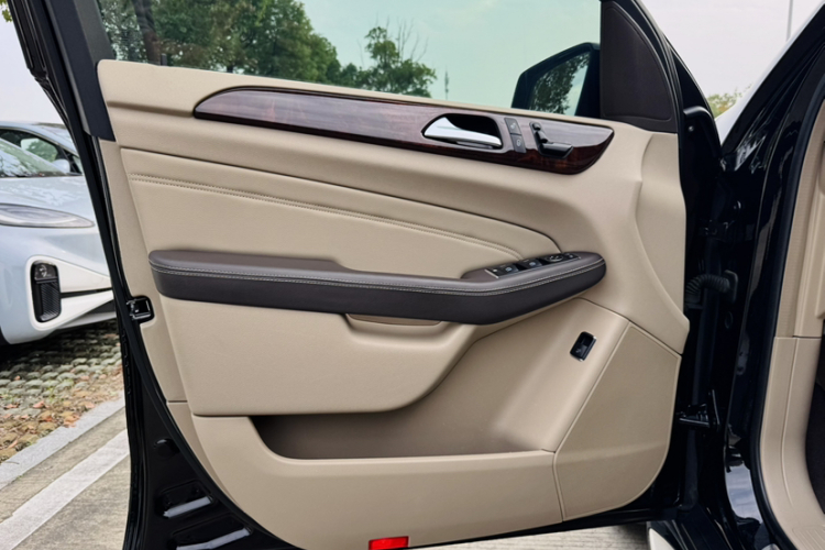 奔驰M级 2014款 ML 400 4MATIC动感型中控内饰7005