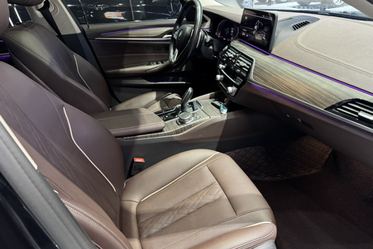 宝马5系 2021款 改款 530Li 领先型 豪华套装中控内饰7011