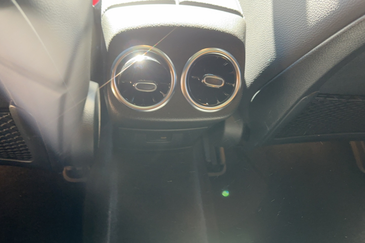 奔驰A级 2021款 A 200 L 运动轿车时尚型局部细节9010