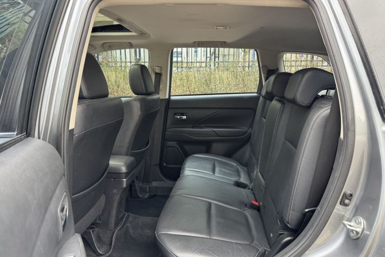 三菱 欧蓝德 2018款 2.4L 四驱精英版 5座中控内饰7008