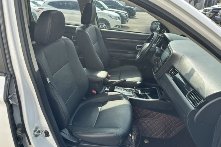 三菱 欧蓝德 2018款 2.0L 两驱荣耀版 5座中控内饰7004