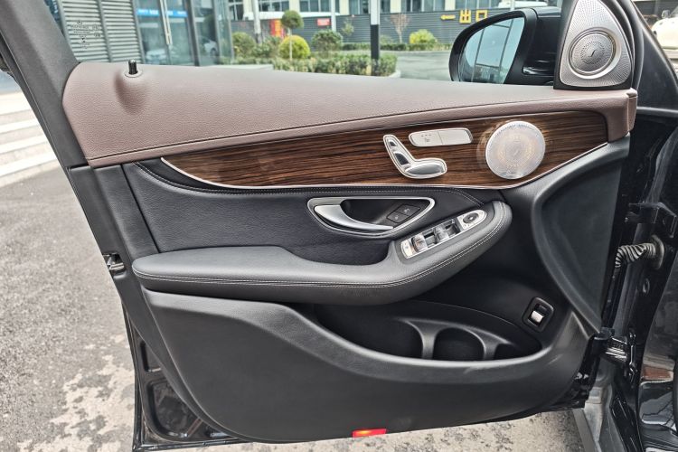 奔驰GLC 2019款 GLC 260 L 4MATIC 动感型中控内饰7001