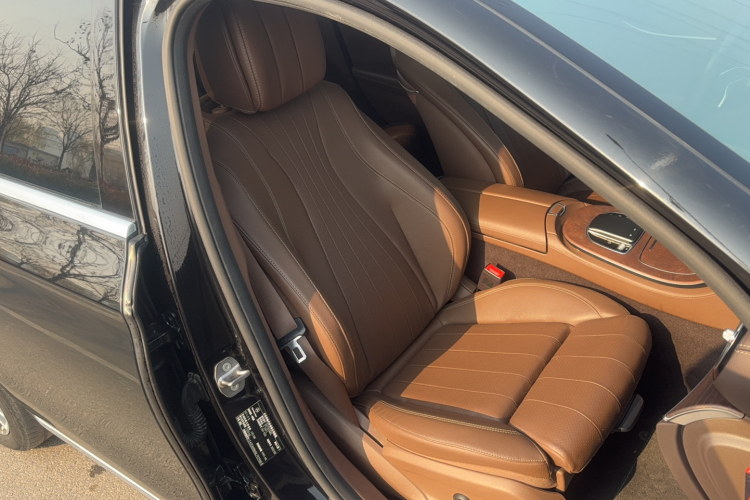 奔驰E级 2022款 E 260 L局部细节41