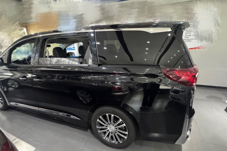 广汽传祺 传祺M8 2021款 领秀系列 390T 尊贵版车身外观6005