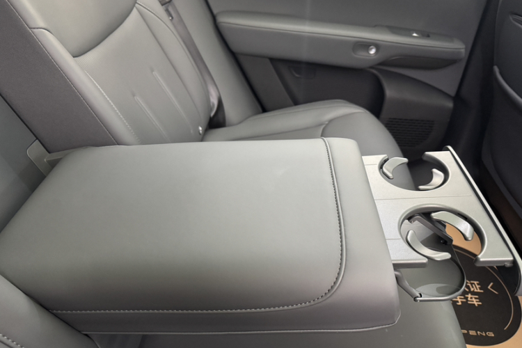 小鹏G6 2025款 625 长续航 Max 科技版中控内饰7011