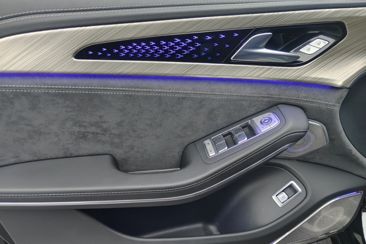 红旗H9 2022款 2.0T 智联旗畅版中控内饰7009