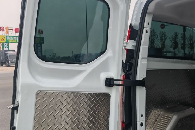 福特 全顺 2023款 2.0T柴油手动多功能商用车中轴低顶5/6座中控内饰7008