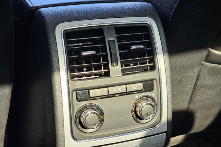 大众 帕萨特 2015款 1.8TSI DSG御尊版中控内饰7012