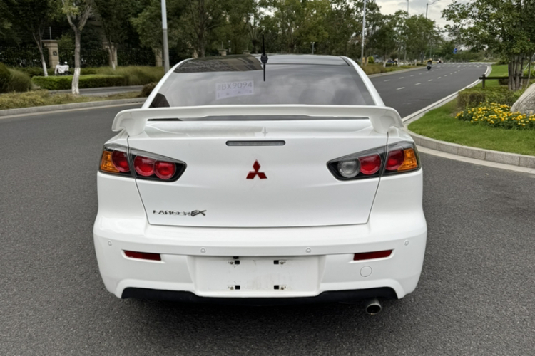 三菱 翼神 2016款 1.8L 手动黑白复刻版车身外观6002