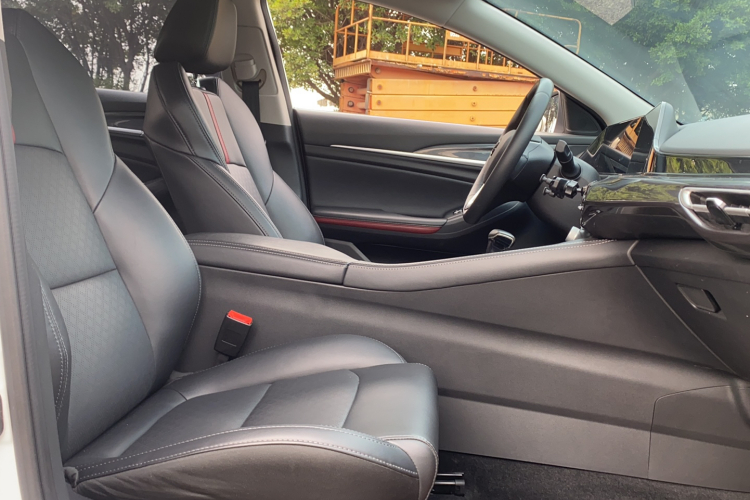 长安 逸动 2020款 PLUS 百万版 1.6L GDI CVT豪华型中控内饰7002