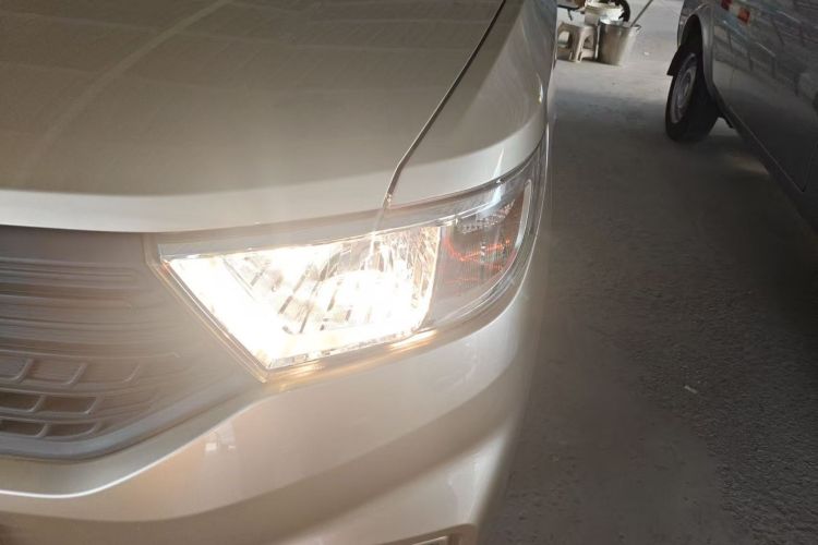 五菱汽车 五菱宏光V 2022款 1.5L劲取版封窗车电动助力LAR车身外观6005