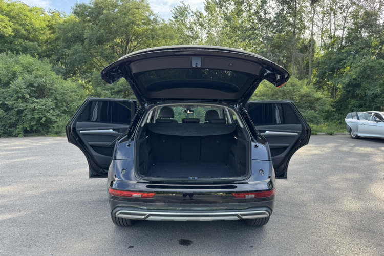 奥迪Q5L 2022款 40T 时尚致雅型中控内饰7008