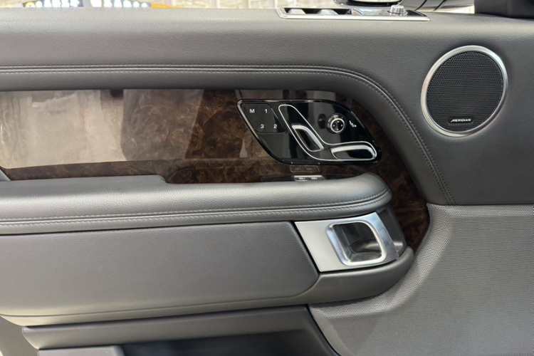 路虎 揽胜 2021款 3.0 L6 盛世版中控内饰7011