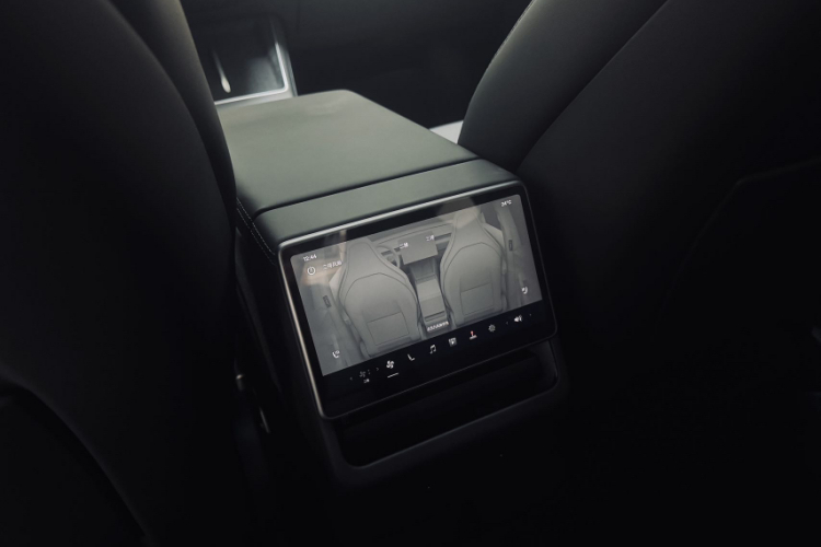 特斯拉 Model Y L 2025款 长续航全轮驱动版中控内饰7009