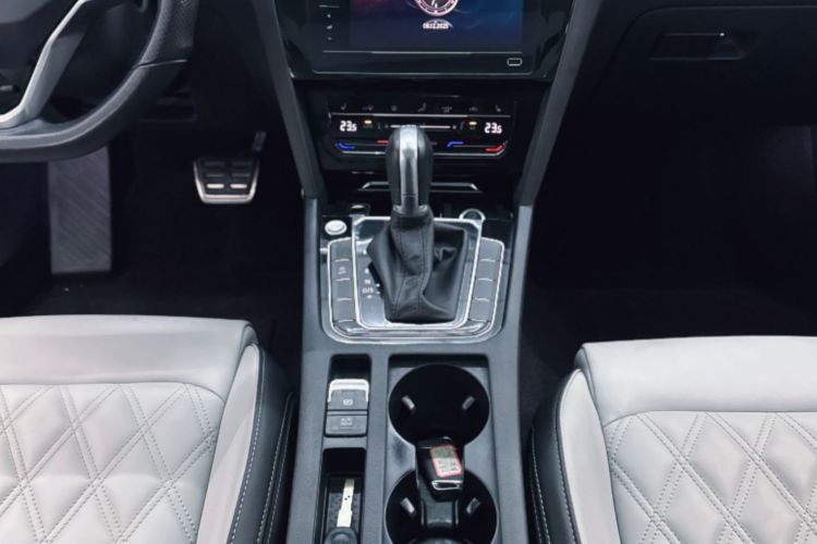 大众 迈腾 2023款 200万辆纪念版 330TSI DSG领先型中控内饰7004