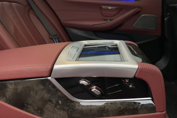 宝马5系 2019款 改款 530Li 尊享型 M运动套装中控内饰7013