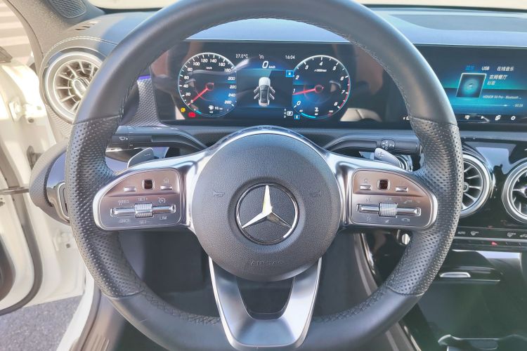 奔驰A级 2022款 A 200 L 运动轿车时尚型中控内饰7002