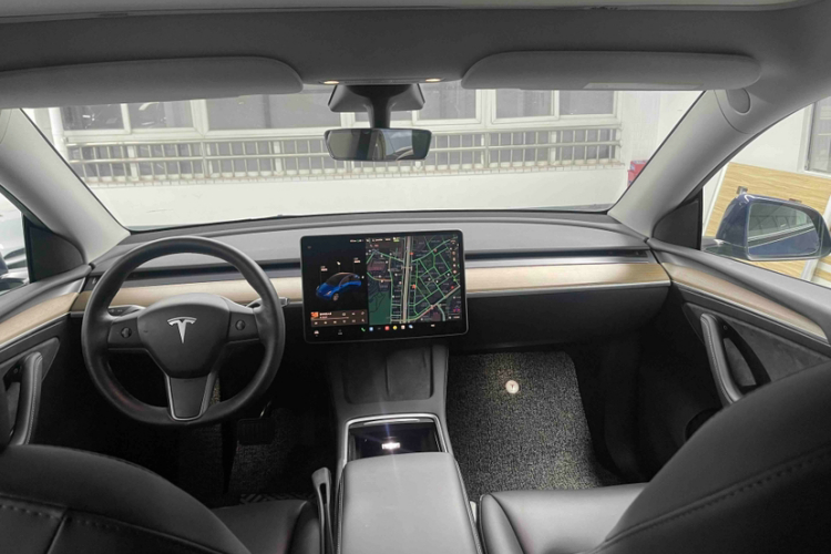 特斯拉 Model Y 2021款 标准续航后驱版中控内饰7011