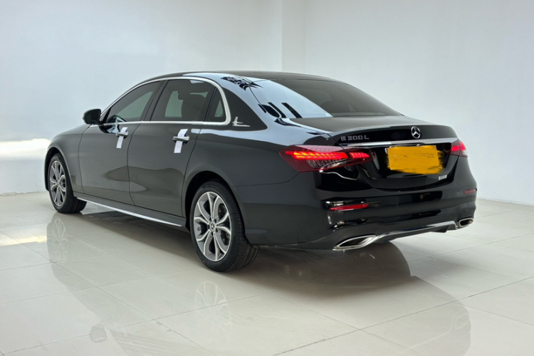 奔驰E级 2022款 改款三 E 300 L 运动时尚型车身外观6005