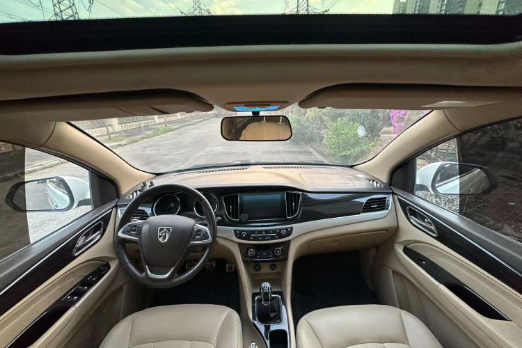 宝骏730 2016款 1.5L 手动豪华型 7座中控内饰7006