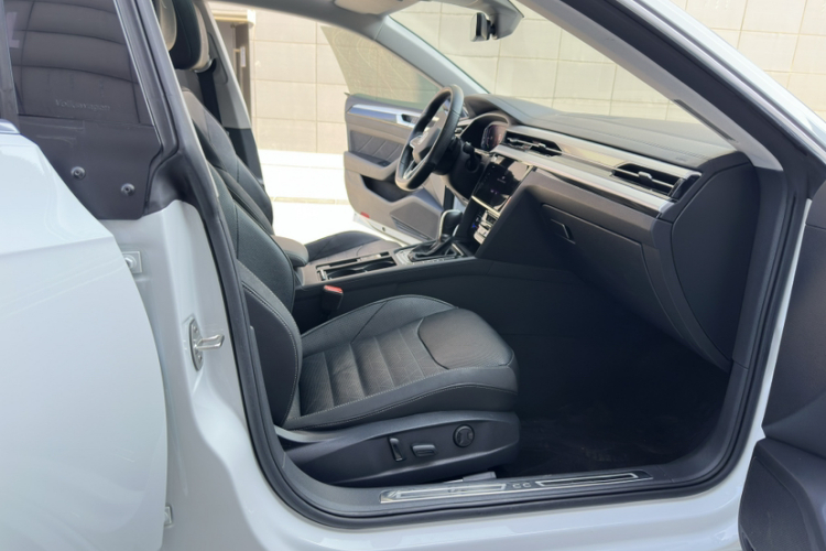 一汽-大众CC 2023款 380TSI 夺目版中控内饰7005