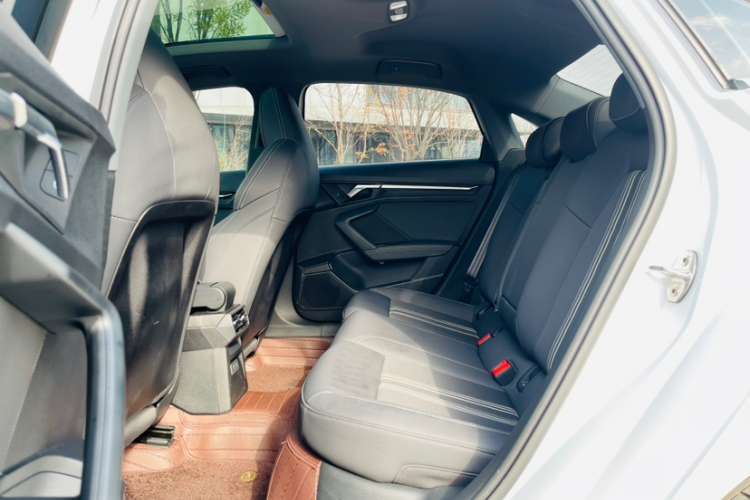 奥迪A3 2023款 改款 A3L Limousine 35 TFSI 时尚运动型中控内饰7008