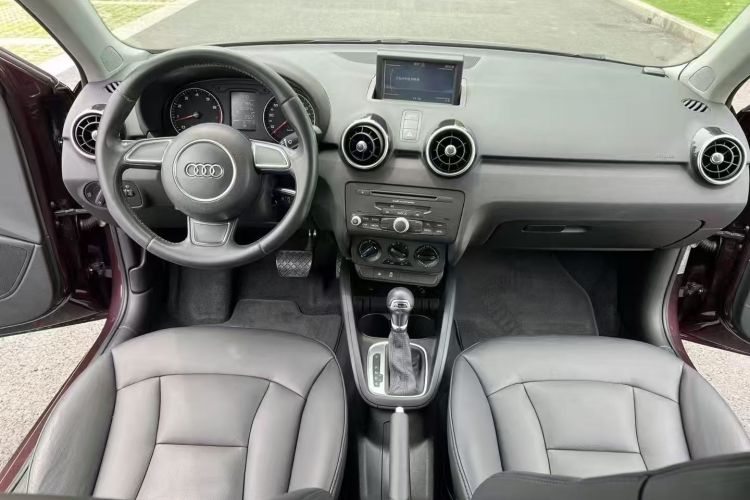 奥迪A1 2014款 30 TFSI Sportback时尚型中控内饰7009