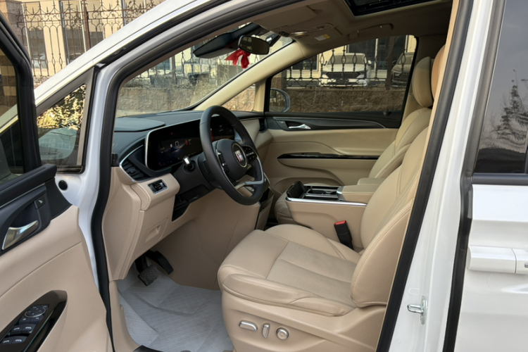 别克GL8新能源 2025款 陆尚 尊享版 7座中控内饰7004