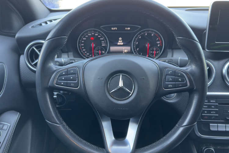 奔驰A级(进口) 2017款 A 200 动感型局部细节13