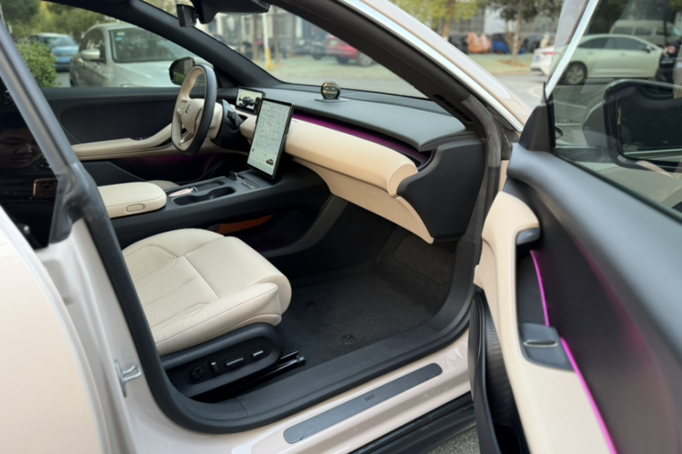 蔚来ET5 2022款 75kWh中控内饰7005