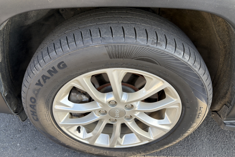 Jeep 自由光 2019款 2.0T 两驱智享版 国V车身外观6008