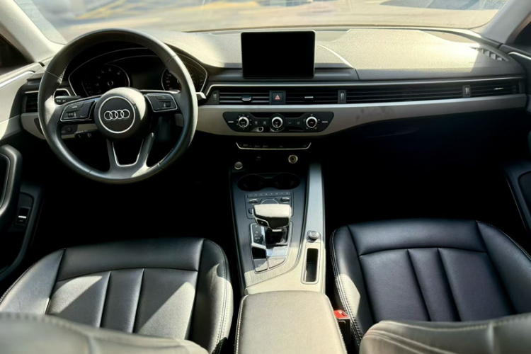 奥迪A4L 2019款 40 TFSI 进取型 国VI中控内饰7005