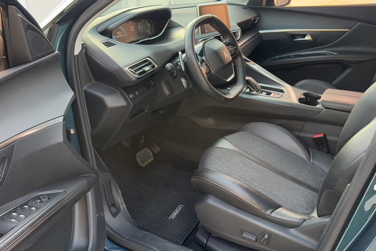 标致5008 2017款 350THP 7座精英版中控内饰7001