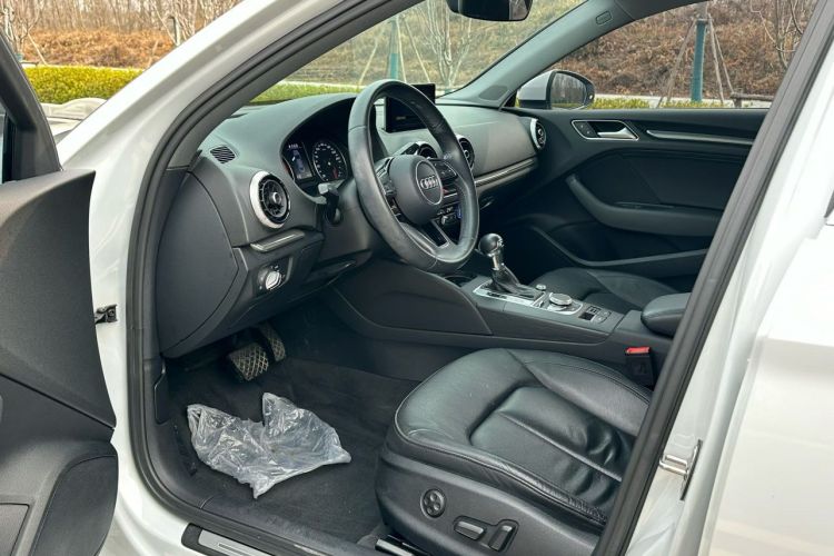 奥迪A3 2018款 30周年年型 Limousine 35 TFSI 风尚型中控内饰7004